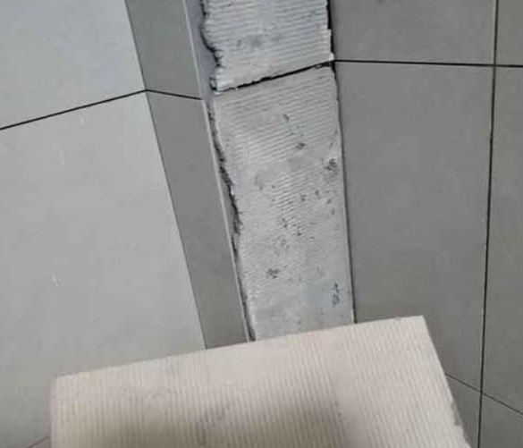 昌图瓷砖空鼓维修公司分享下厨房瓷砖脱落的补救措施。